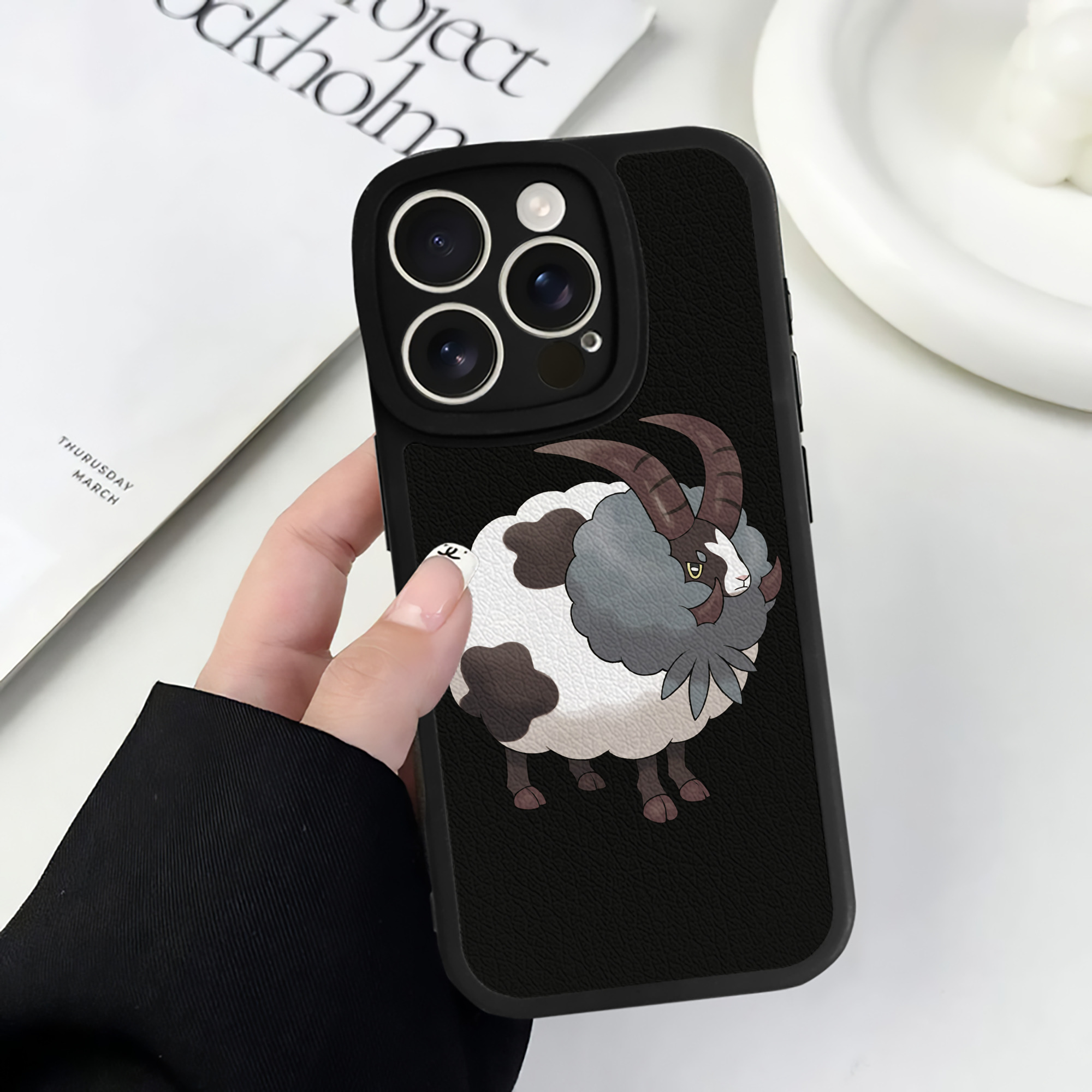 （画像用） ポケットモンスター Pokémon 【iPhone 16シリーズ対応】シリコンスマホケース（レザー調） 材質：シリコン